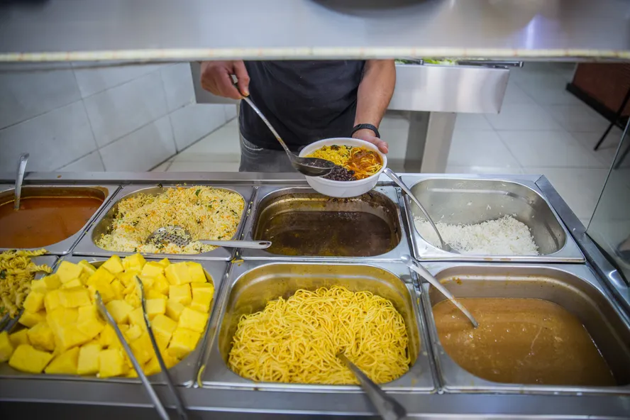 O “Efeito Marmita”: Como uma Simples Troca no Almoço Pode Render Mais de R$ 6 Mil em um Ano